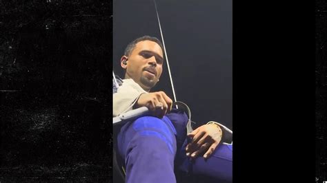 Chris Browns Massive Bulge Goes Viral After Dancer Twerked。